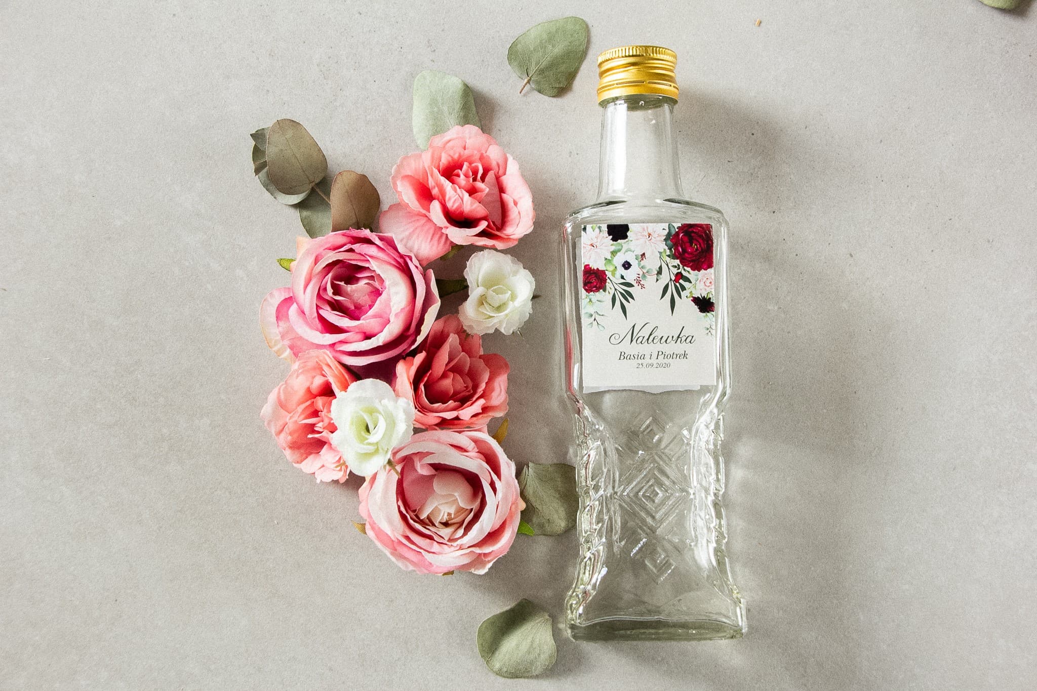 Cadeaux invités bouteilles de liqueur avec dahlias pastel et anémones Korani n° 4