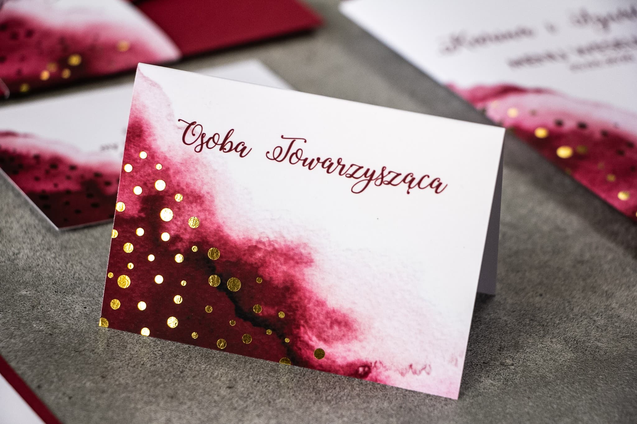 Winietki Ślubne Bakarto nr 2 – Burgundowe Wizytówki na Stół ze Złotymi Kropkami