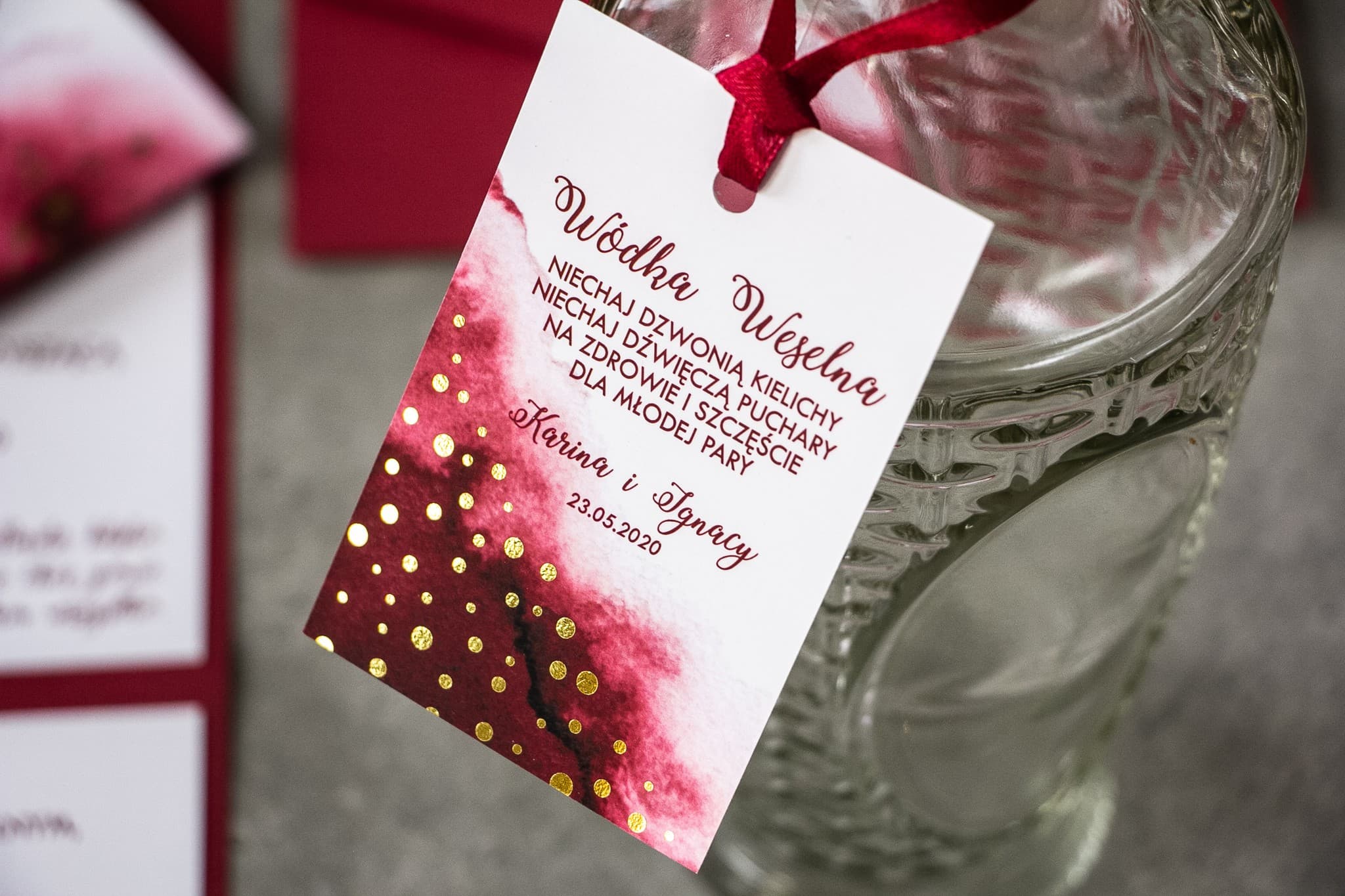 Złocone Zawieszki na Alkohol Burgundowe | Eleganckie Zawieszki na Wódkę Weselną | Bakarto nr 2