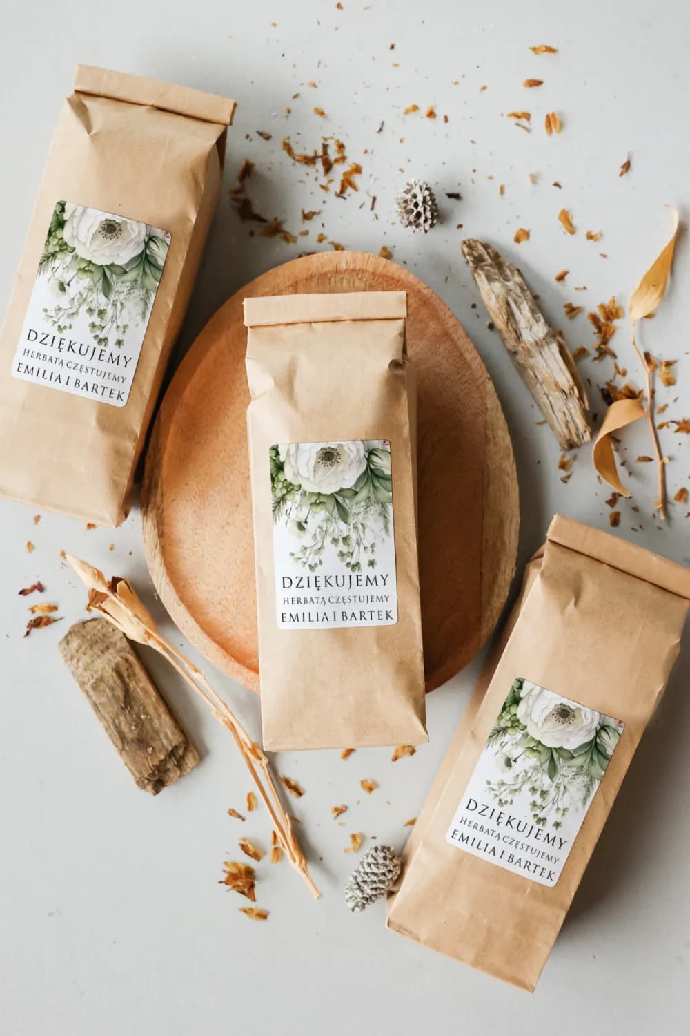 Thé de mariage personnalisé avec motif pivoine Sachet kraft avec fleurs claires et verdure, contenant 50g de thé aromatique