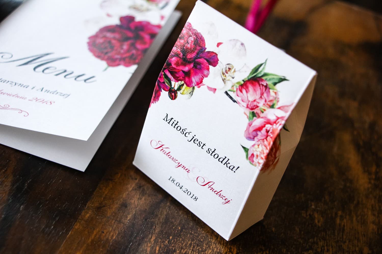 Cajitas de regalo para invitados de boda con diseño de peonías en tonos rosa fuerte y amaranto