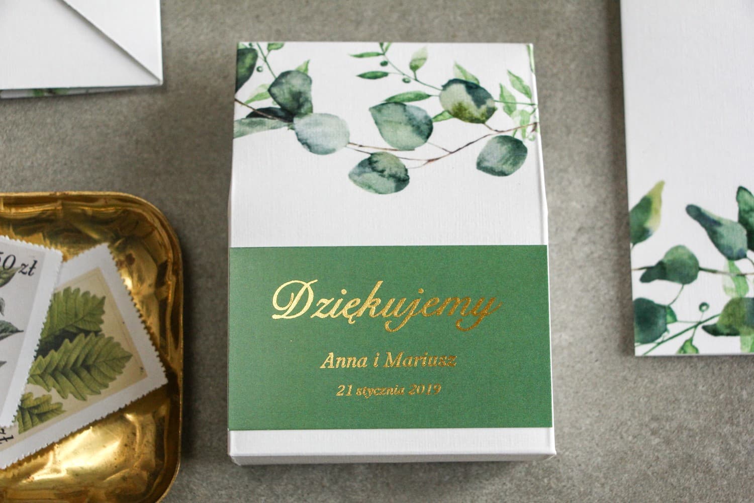 Elegantes cajitas con dorado y eucalipto | Dulces agradecimientos para invitados de boda | Lotaro n.º 2