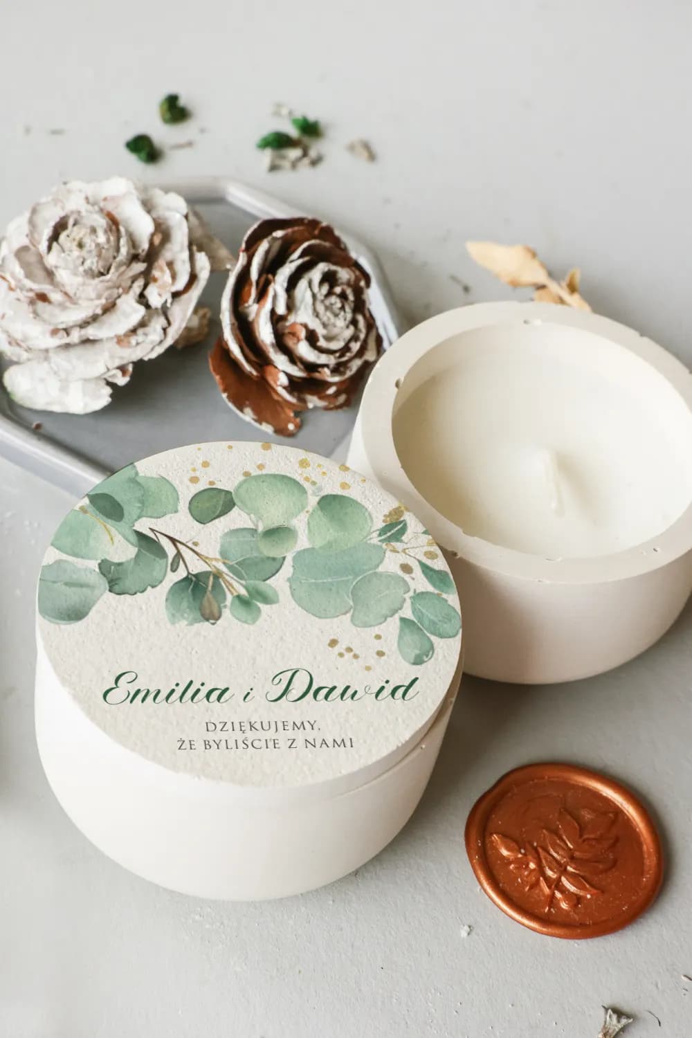 Arredo tavola con bomboniera per ospiti di nozze – candela di soia con motivo botanico e nomi degli sposi