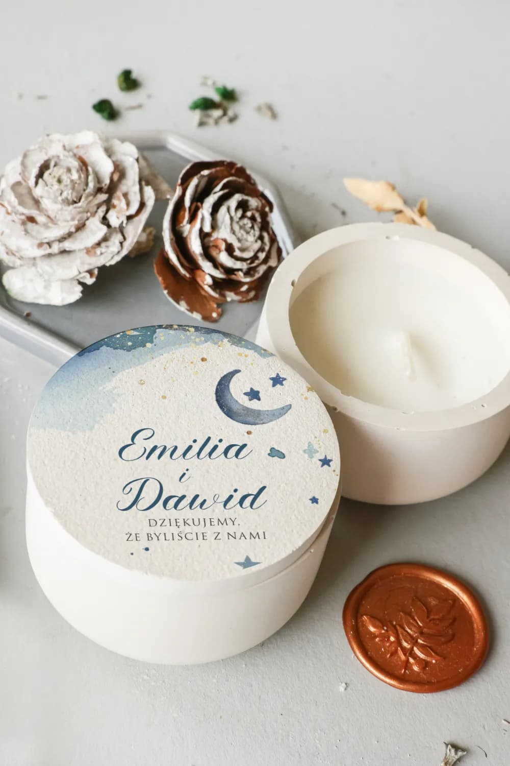 Dettaglio coperchio candela boho glamour con grafica ad acquerello di cielo blu, luna e stelle dorate.