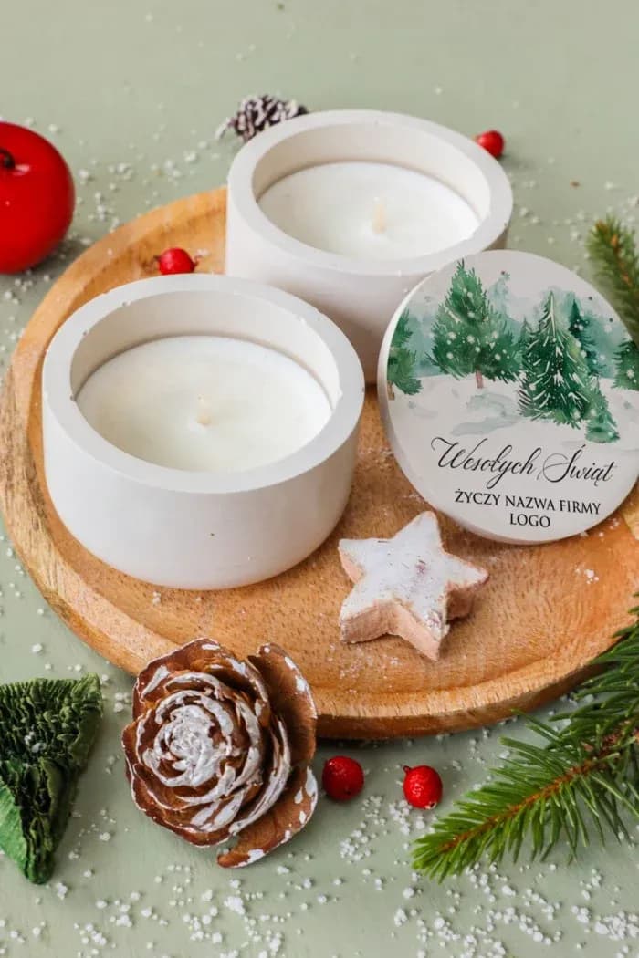 Candela di soia naturale in contenitore di gesso polimerico con coperchio che raffigura una foresta invernale ad acquarello