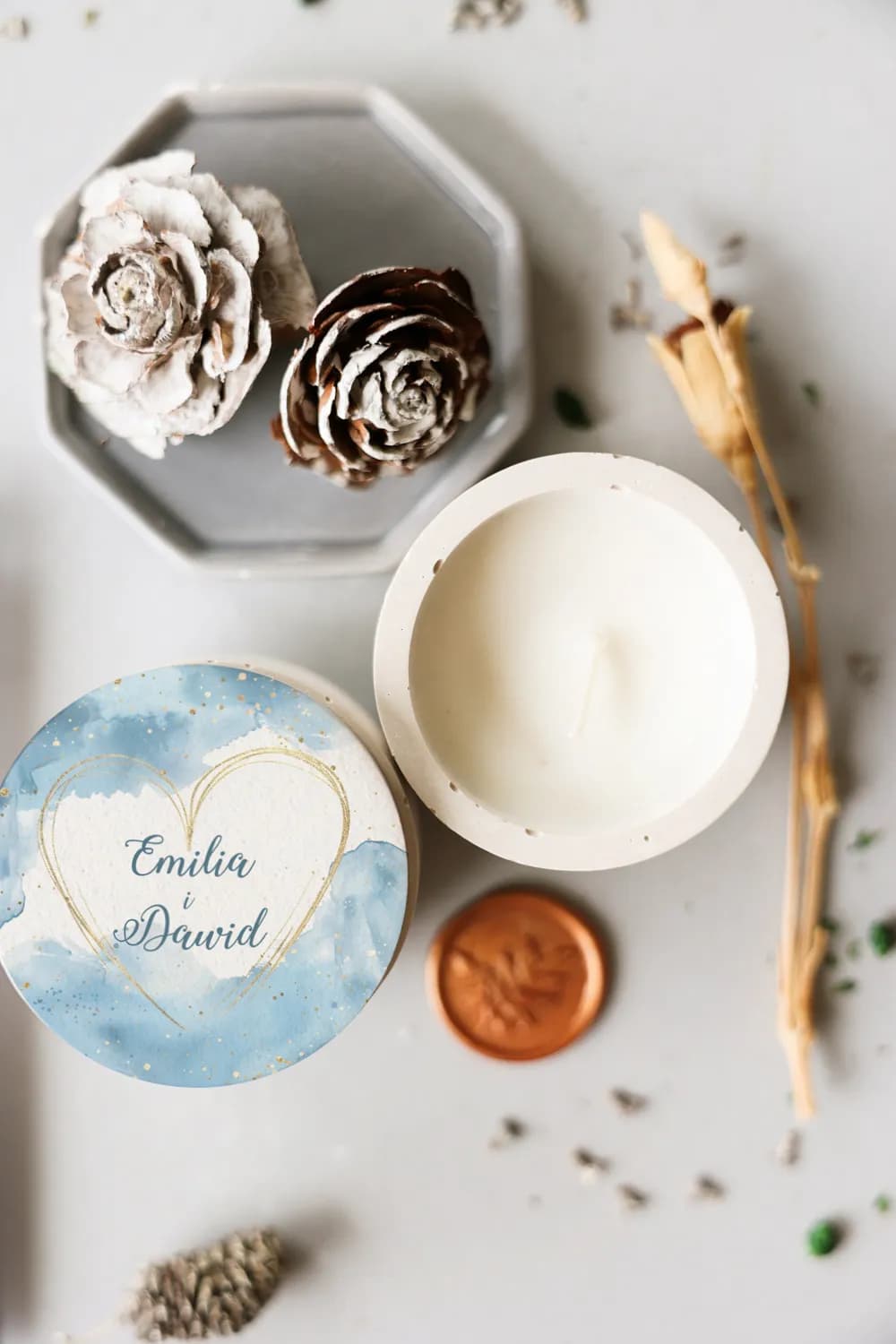 Candela di soia personalizzata in vaso bianco di gesso, con coperchio decorato con acquarello blu