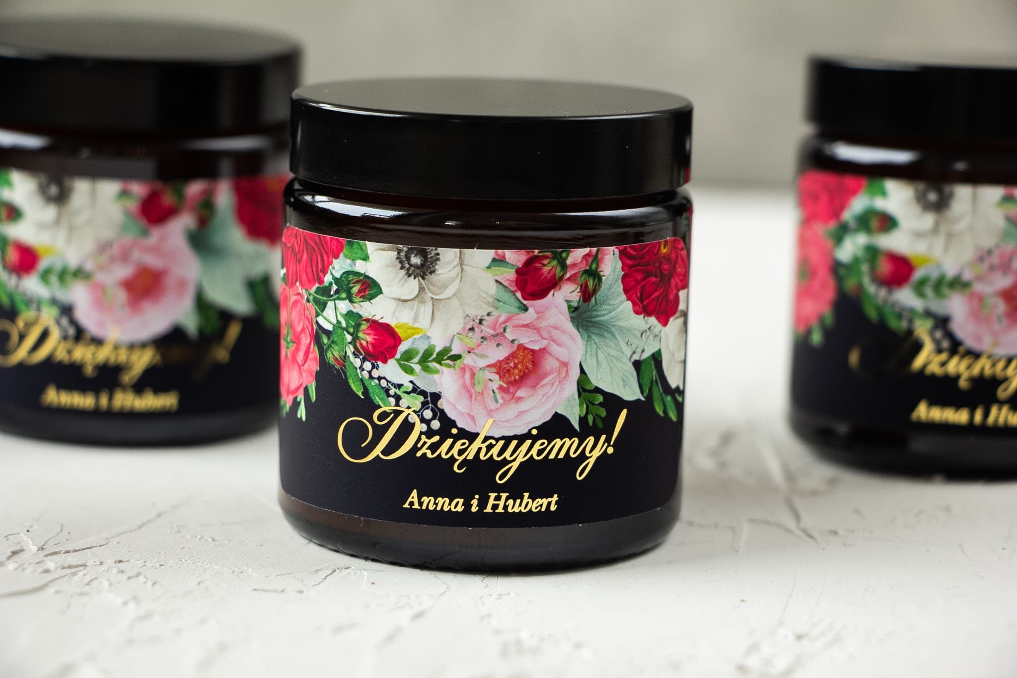 Candele di soia naturali - bomboniere per ospiti nuziali. Etichetta blu navy con bouquet elegante