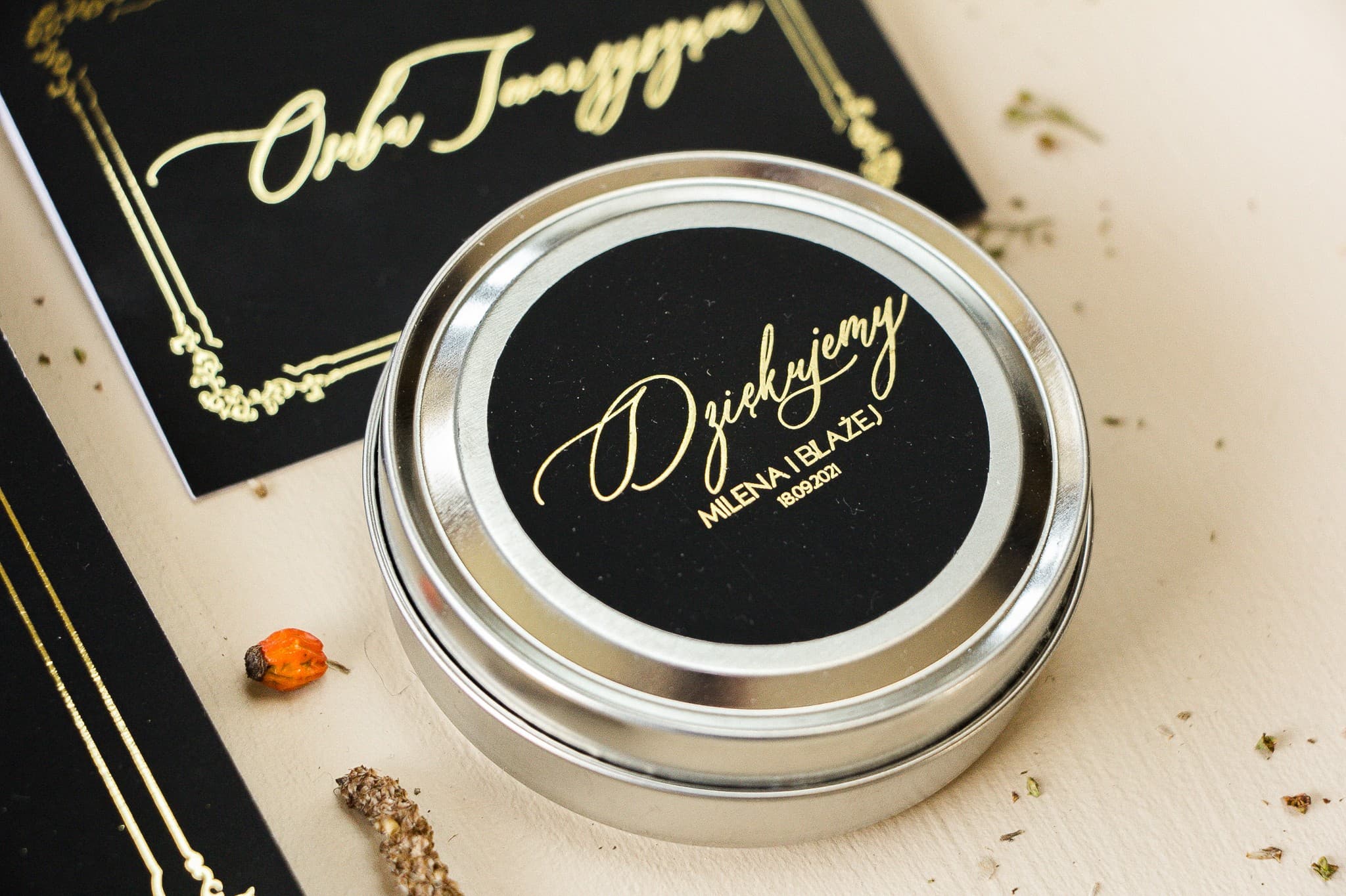 Candele tonde - bomboniere per ospiti nuziali in stile glamour. Etichetta nera con testo oro e cornice dorata Candele tonde - bomboniere per ospiti nuziali in stile glamour. Etichetta nera con testo oro e cornice dorata