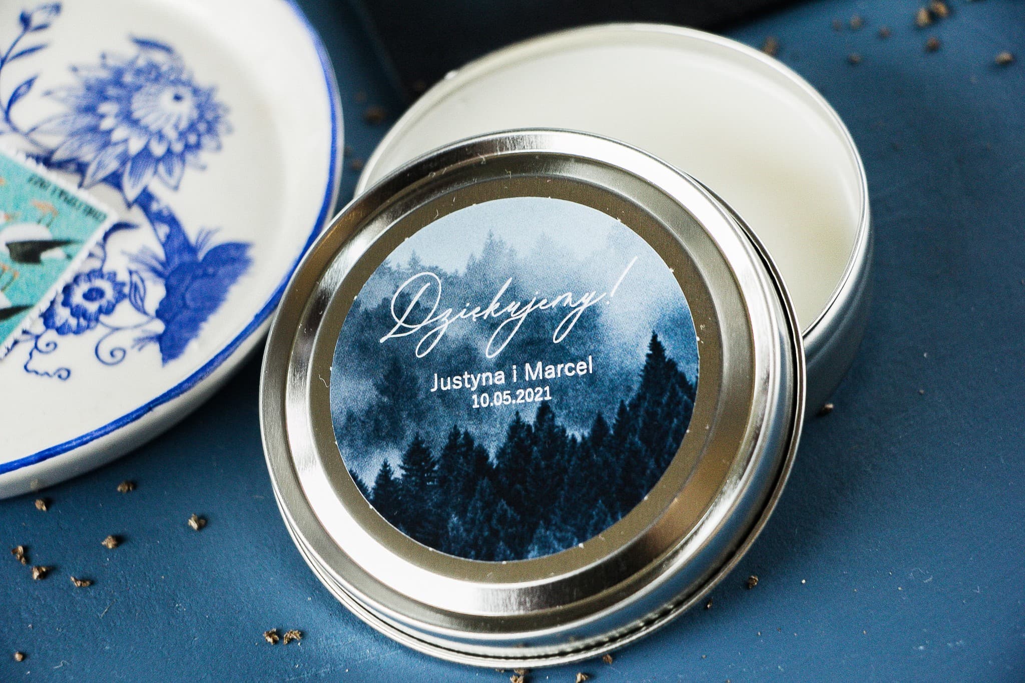 Candela in latta Soft n. 3 forestale per bomboniere Candele da matrimonio rotonde come bomboniere per ospiti. Etichetta con font bianco e grafica foresta