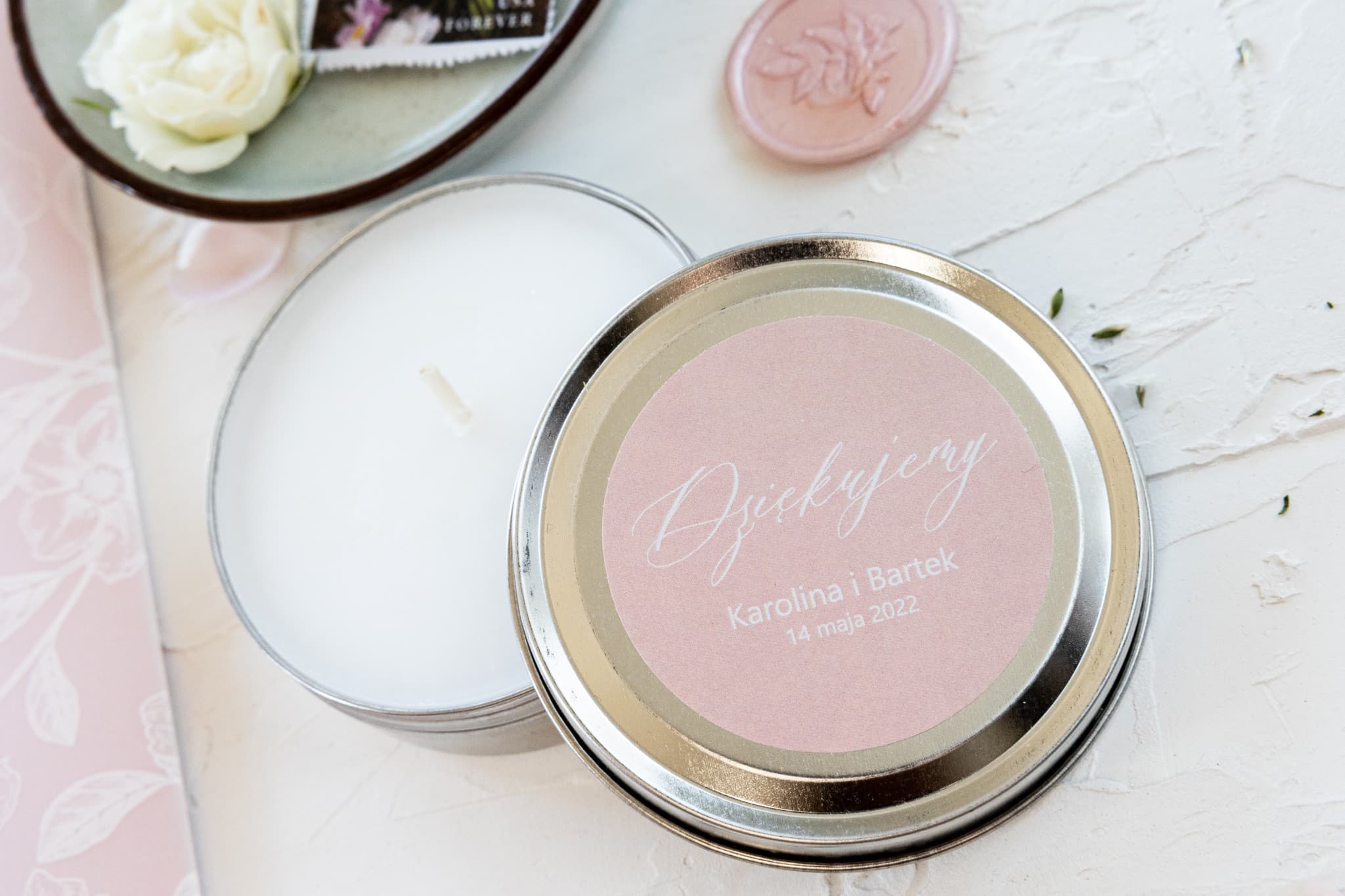 Candele da Matrimonio rotonde come Ringraziamenti per gli Ospiti. Etichetta in colore rosa cipria dalla collezione Nefrite Candele da Matrimonio rotonde come Ringraziamenti per gli Ospiti. Etichetta in colore rosa cipria dalla collezione Nefrite