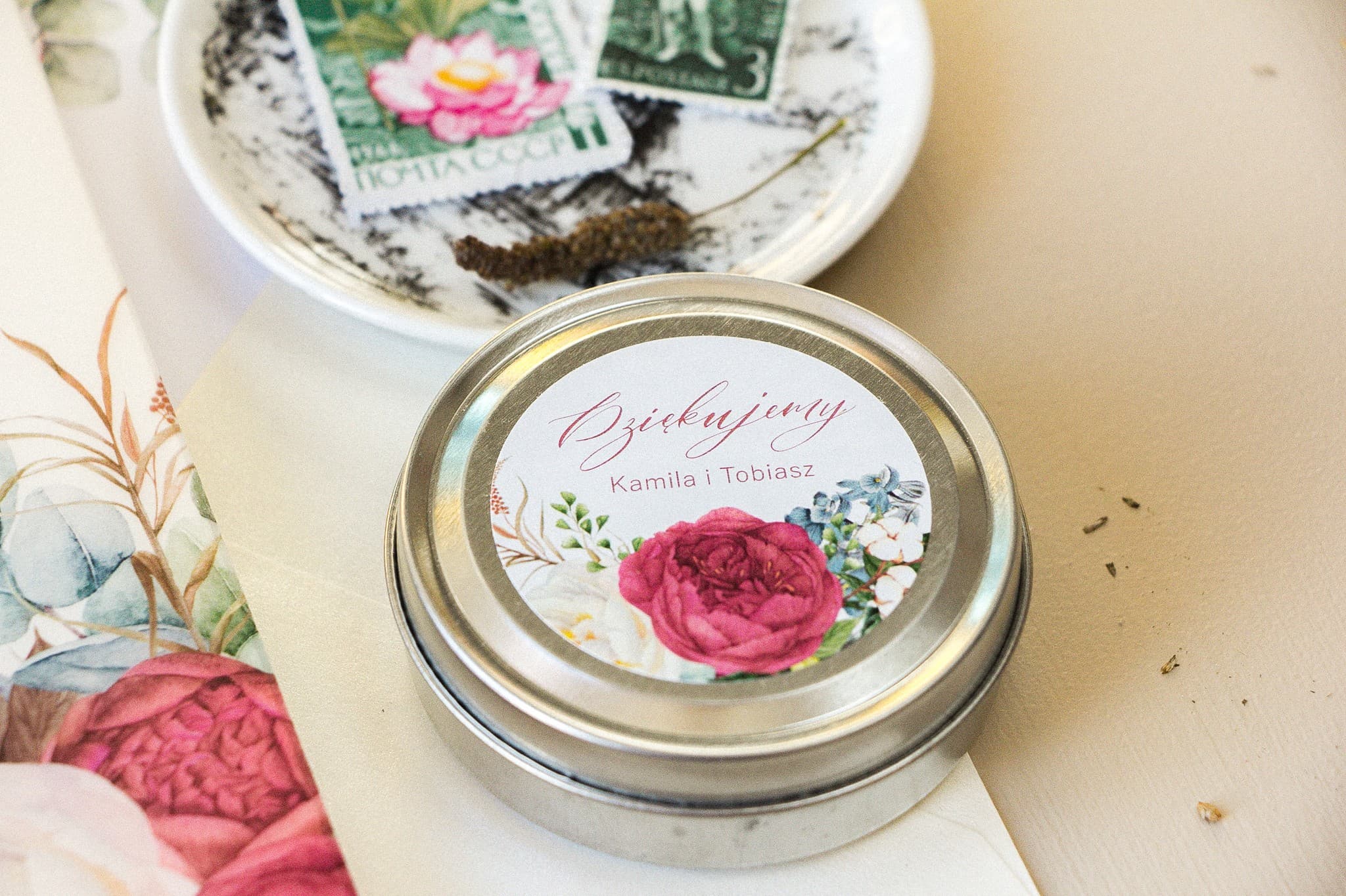 Candele Profumate Opal n. 10 con Peonie per Bomboniere Nuziali Candele Matrimoniali tonde come regali per Ospiti. Etichetta con peonie in composizione con eucalipto e delphinium blu