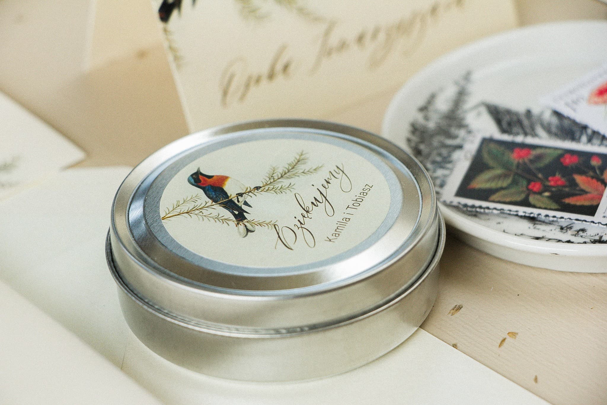 Candele Nuziali rotonde come regali per gli Ospiti. Etichetta con grafica uccelli in stile vintage Candele Nuziali rotonde come regali per gli Ospiti. Etichetta con grafica uccelli in stile vintage