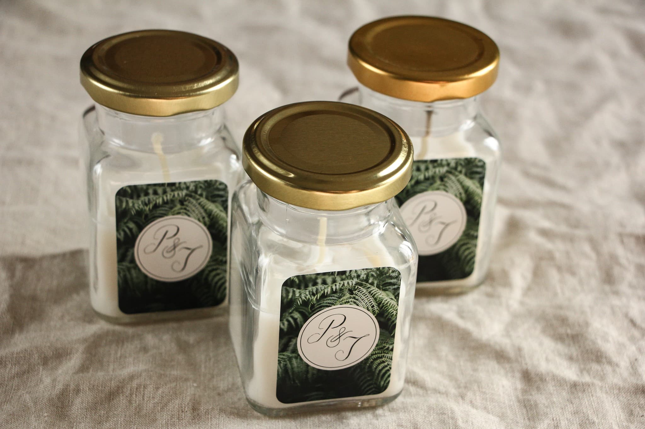 Candele - Bomboniere botaniche per ospiti nuziali. Splendida grafica con foglie di felce.