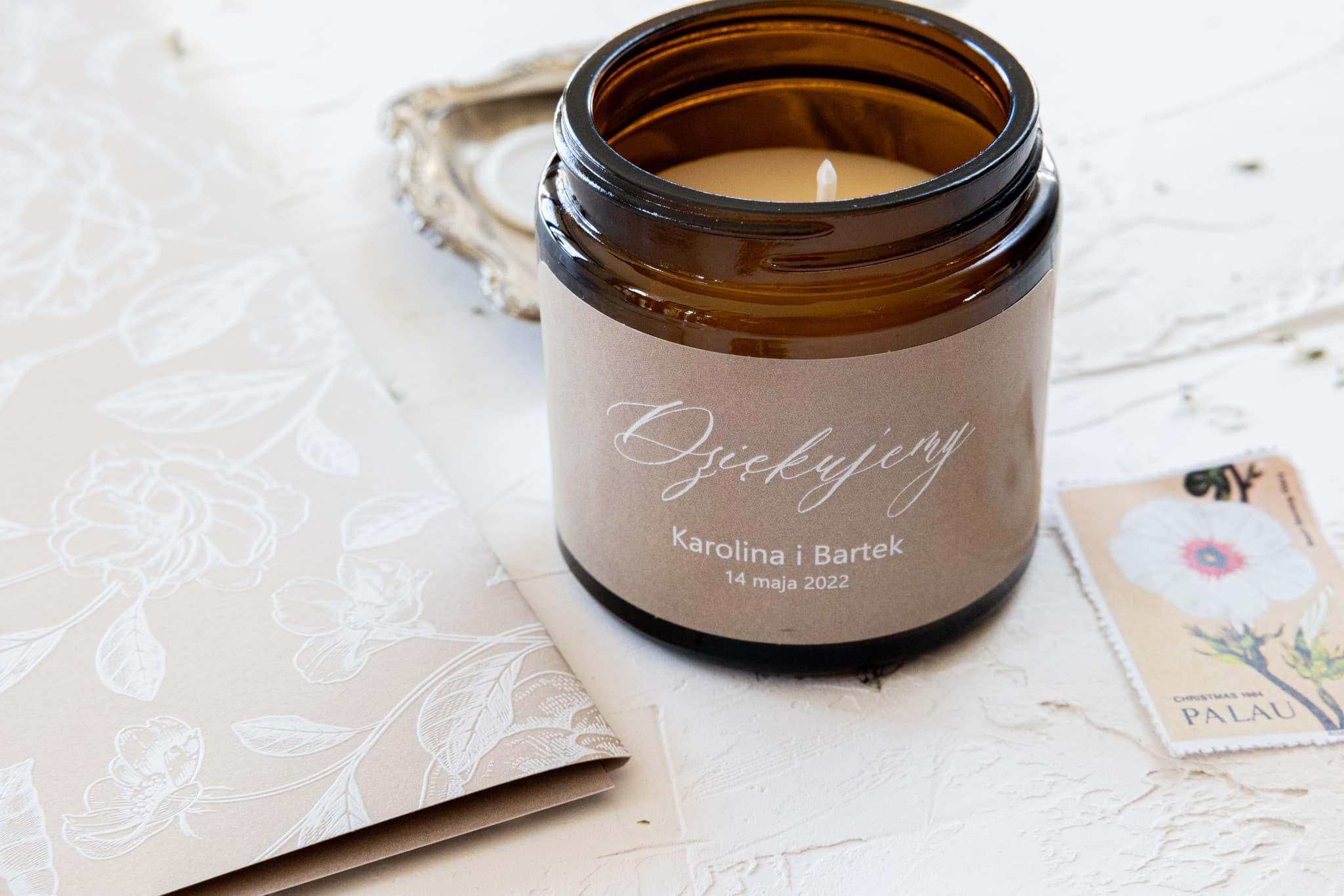 Candele di soia naturali - ringraziamenti per ospiti nuziali. Etichetta in colore beige dalla collezione Nefrite Candele di soia naturali - ringraziamenti per ospiti nuziali. Etichetta in colore beige dalla collezione Nefrite