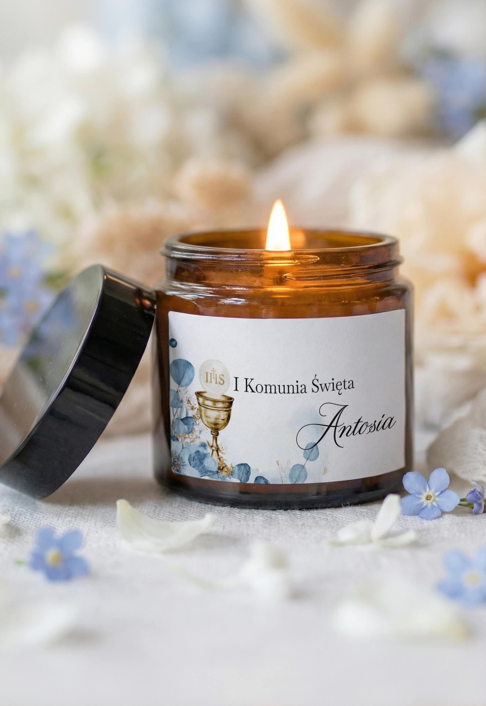 Candela di soia per Prima Comunione con calice IHS e fiori blu – Lukrecja nr 3 Candela di soia per Prima Comunione con calice IHS e fiori blu – Lukrecja nr 3