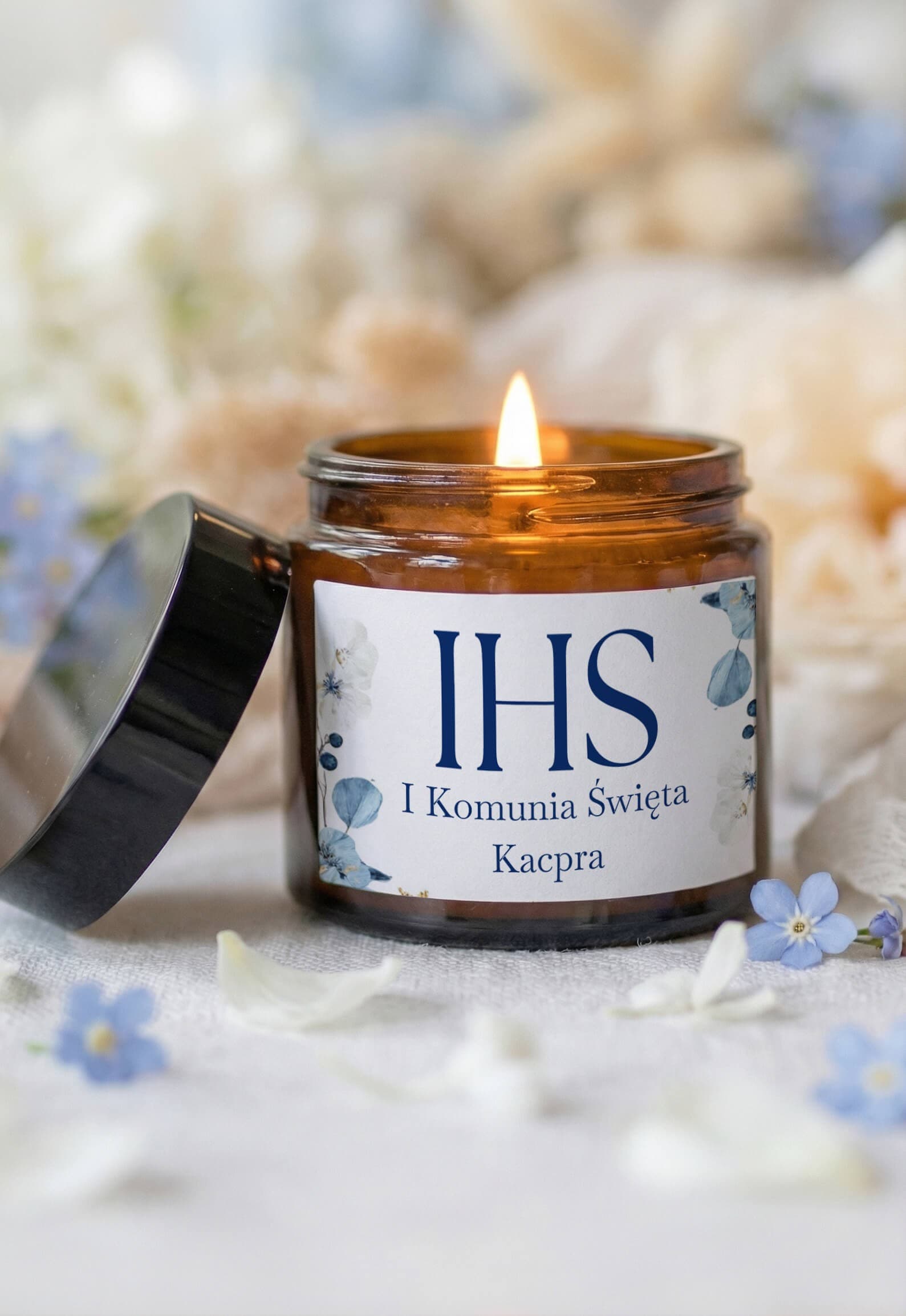 Candela di soia per Prima Comunione con scritta IHS e fiori blu – Lukrecja nr 5 Candela di soia per Prima Comunione con scritta IHS e fiori blu – Lukrecja nr 5