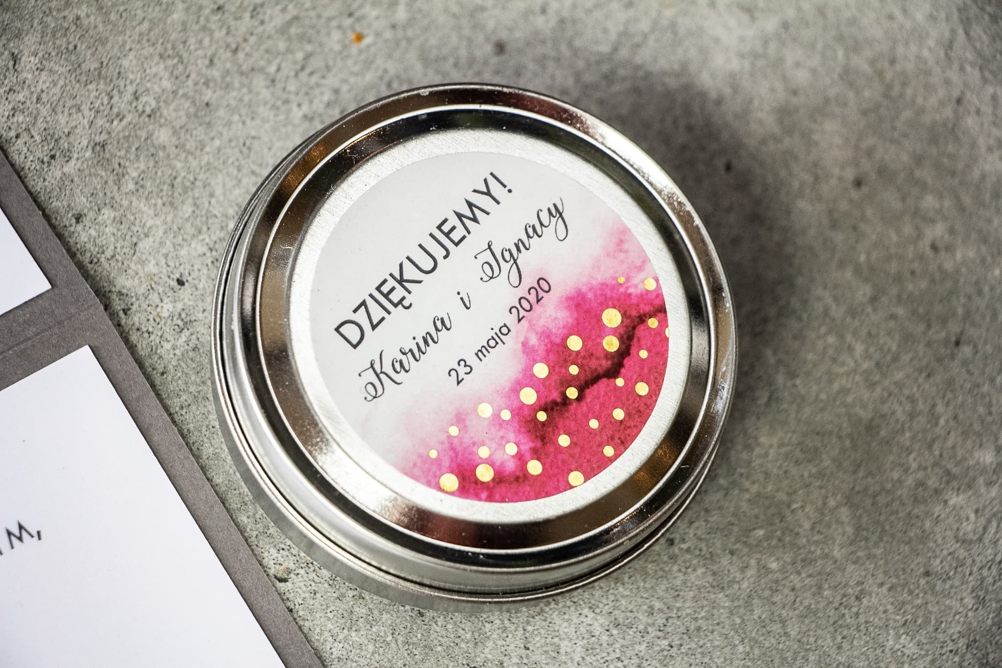 Candele Tonde da Matrimonio come Omaggi per gli Ospiti. Etichetta Rosa con Puntini Dorati Candele Tonde da Matrimonio come Omaggi per gli Ospiti. Etichetta Rosa con Puntini Dorati