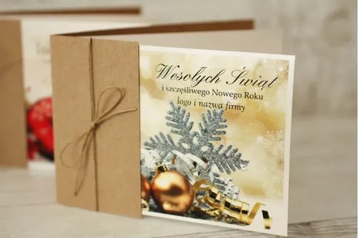 Carte de Vœux Écologique Entreprise DF3 Carte de Noël rustique avec papier brun, ficelle et boules dorées.