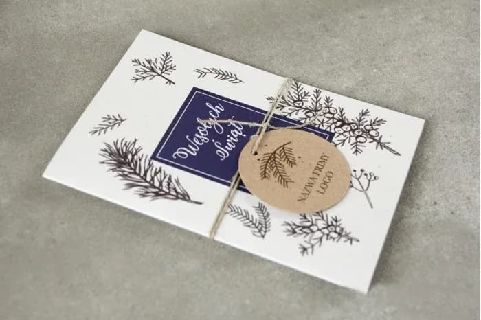 Carte de Noël Business GA4 avec Étiquette Éco Élégante carte de Noël avec motifs naturels et personnalisation avec le logo de l'entreprise.