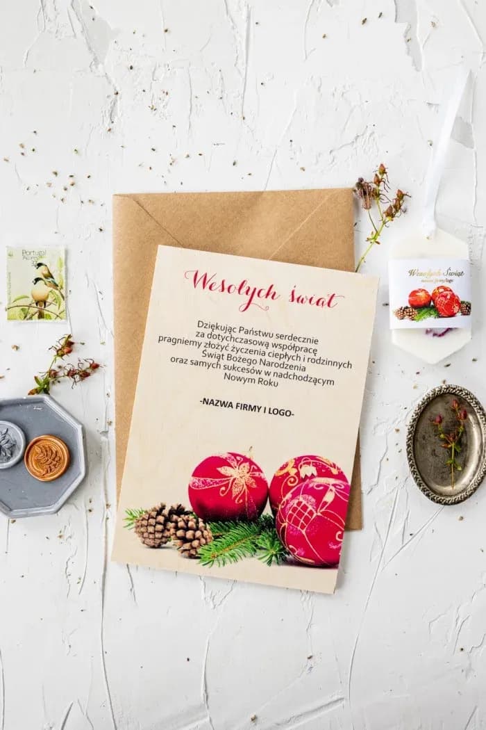 Carte de Noël en bois personnalisée avec logo Carte de vœux en bois avec boules rouges, branche verte et logo d'entreprise