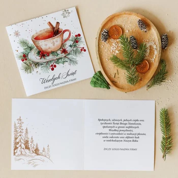 Carte de Vœux Business Tasse de Noël Carte de vœux élégante avec tasse de thé et motifs dorés, personnalisée avec logo.