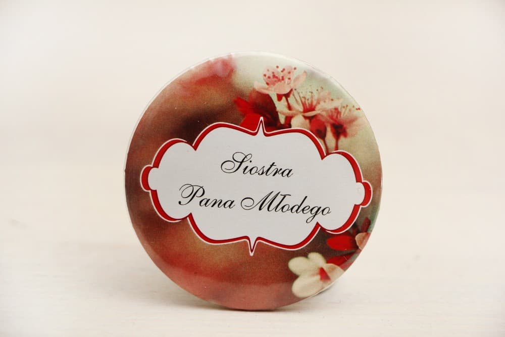 Chapas de boda con flores de cerezo, inscripciones personalizadas, rojas | Distintivos para invitados, marcasitios | Felicja nº 8