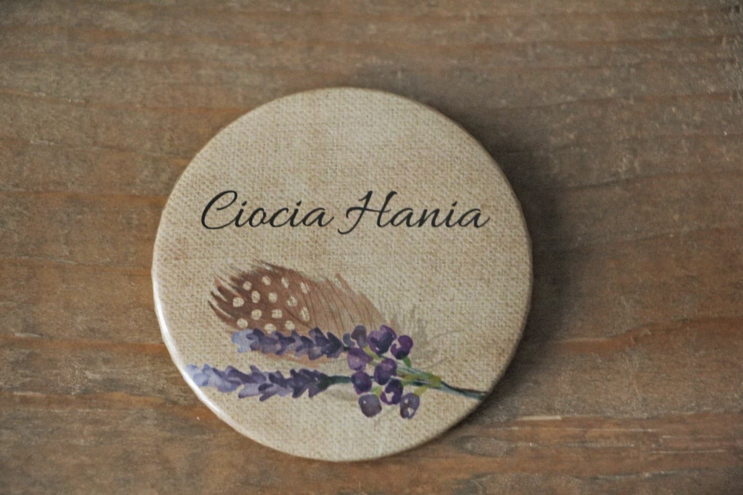 Chapas Rústicas para Invitados Moradas con Pluma | Identificadores de Boda Boho | Karmelowe nr 3