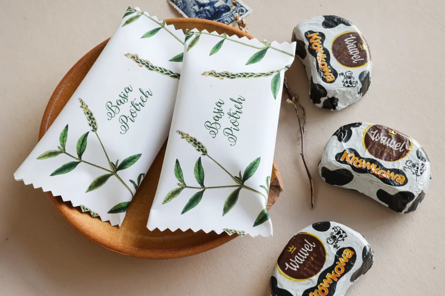 Detalles para invitados chocolates con motivo de hojas verdes en acuarela Korani n.º 9