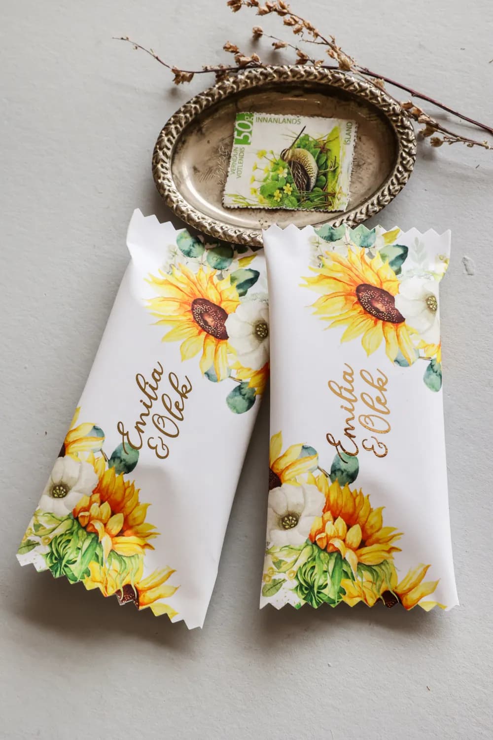 Detalles para invitados en forma de chocolates dorados con girasoles Rubin n.º 7