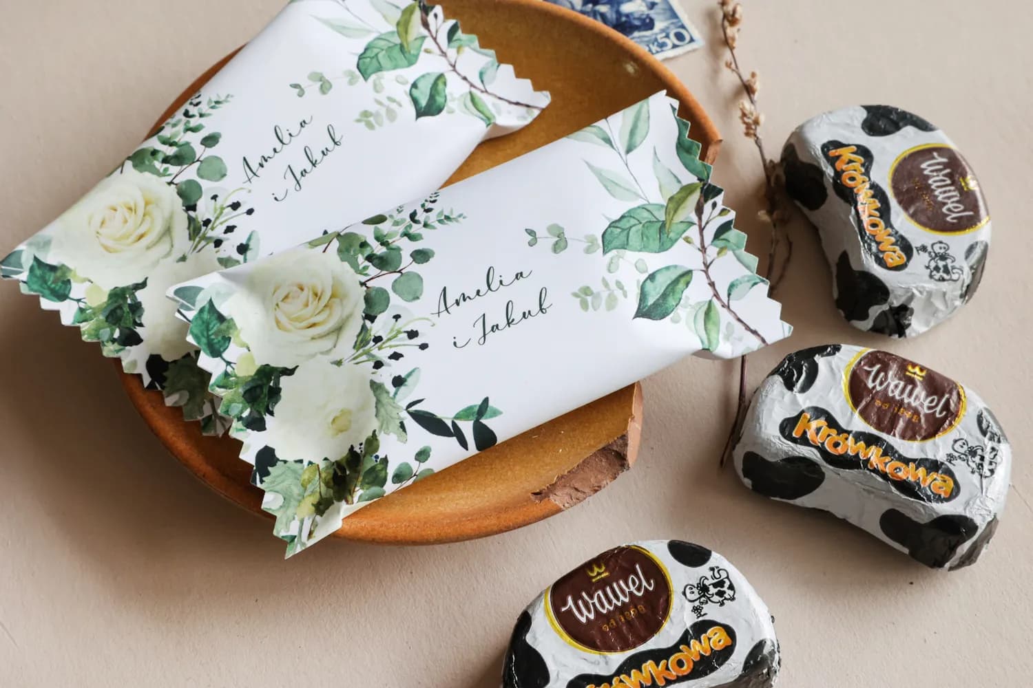 Detalles para invitados chocolatinas con rosas blancas y follaje Korani nº 12