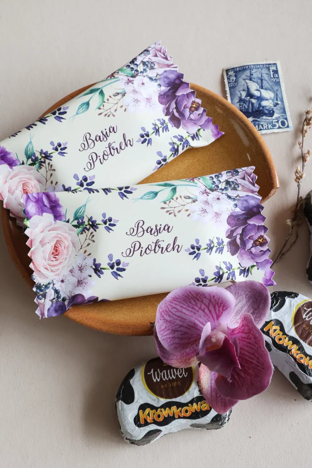 Detalles para invitados chocolatinas con motivo de rosas pastel y violetas Korani nº 5