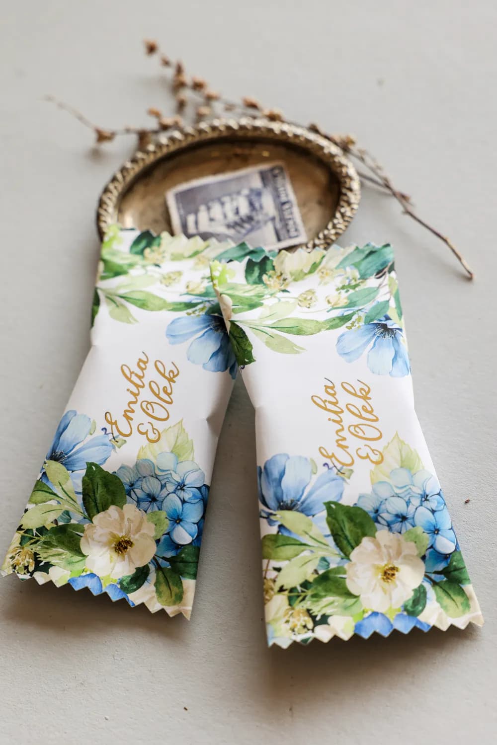 Detalles para Invitados Chocolatinas Doradas con Flores Azules Rubin n.º 13