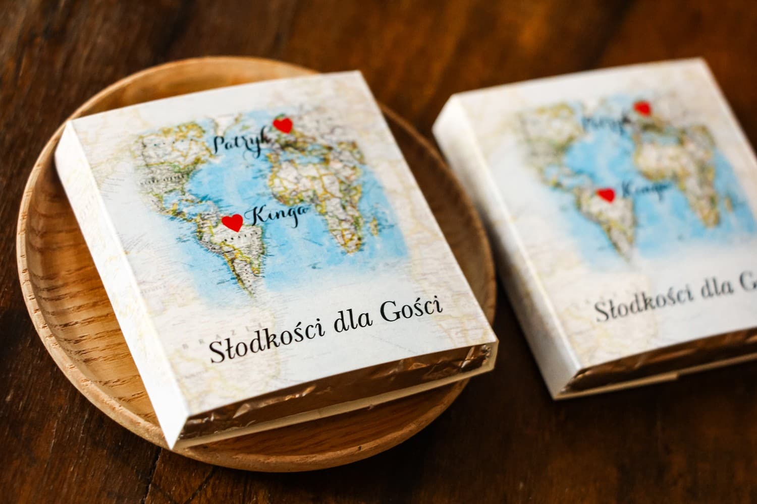Detalle para invitados de boda en forma de chocolatina de leche con envoltorio de mapa del mundo para parejas internacionales