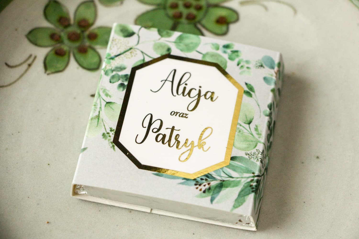 Chocolat de mariage eucalyptus Lotus n° 3 Cadeau pour invités de mariage sous forme de chocolat au lait, emballage avec cadre doré et eucalyptus - Lotus n° 3