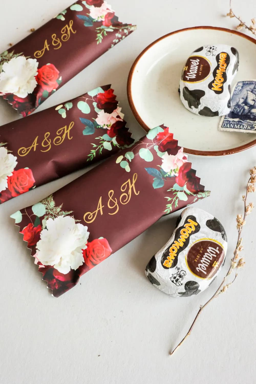 Chocolats de mariage Saphir n° 9 bordeaux Bonbons de mariage Saphir n° 9 avec fond bordeaux et fleurs rouges et blanches