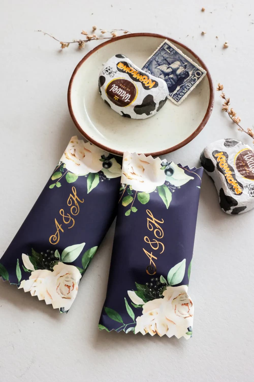 Chocolats de mariage Saphir n° 7 bleu marine Emballage élégant bleu marine pour bonbons de mariage avec roses blanches et initiales dorées | Saphir n° 7