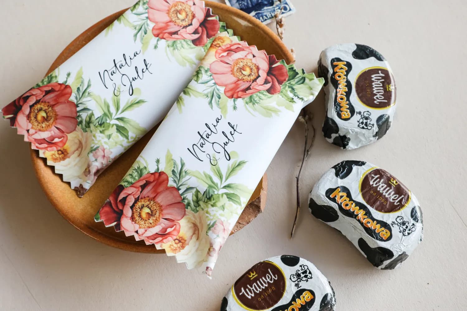 Chocolats de mariage botaniques Korani 18 Chocolats de mariage romantiques avec motif floral de coquelicots, pivoines et feuilles de style botanique.