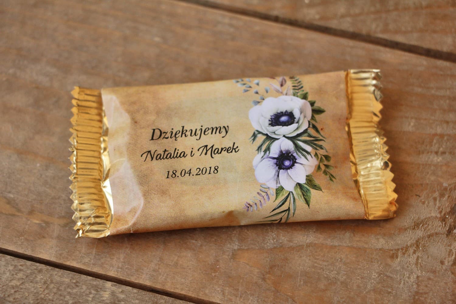 Chocolats de mariage personnalisés Caramel n° 7 Chocolats de mariage rustiques avec anémones blanches - Cadeaux sucrés pour les invités du mariage