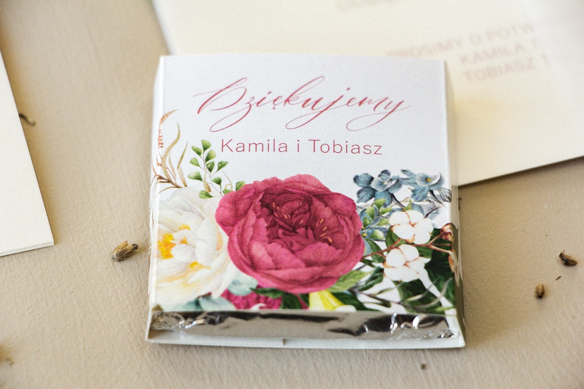 Chocolat de remerciement floral Opal n° 10 Cadeaux sucrés pour invités de mariage, chocolat au lait avec pivoines et eucalyptus