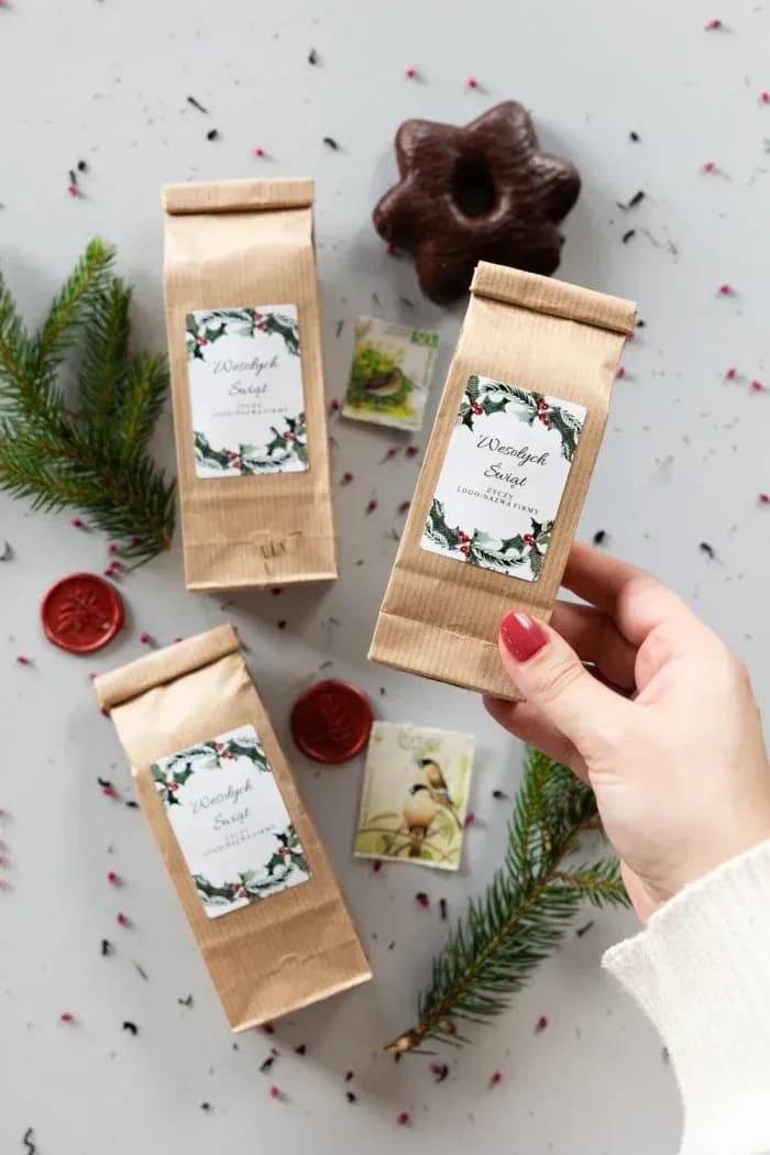 Aromatic tea with a minimalist label featuring a holly motif in classic Christmas colors.
