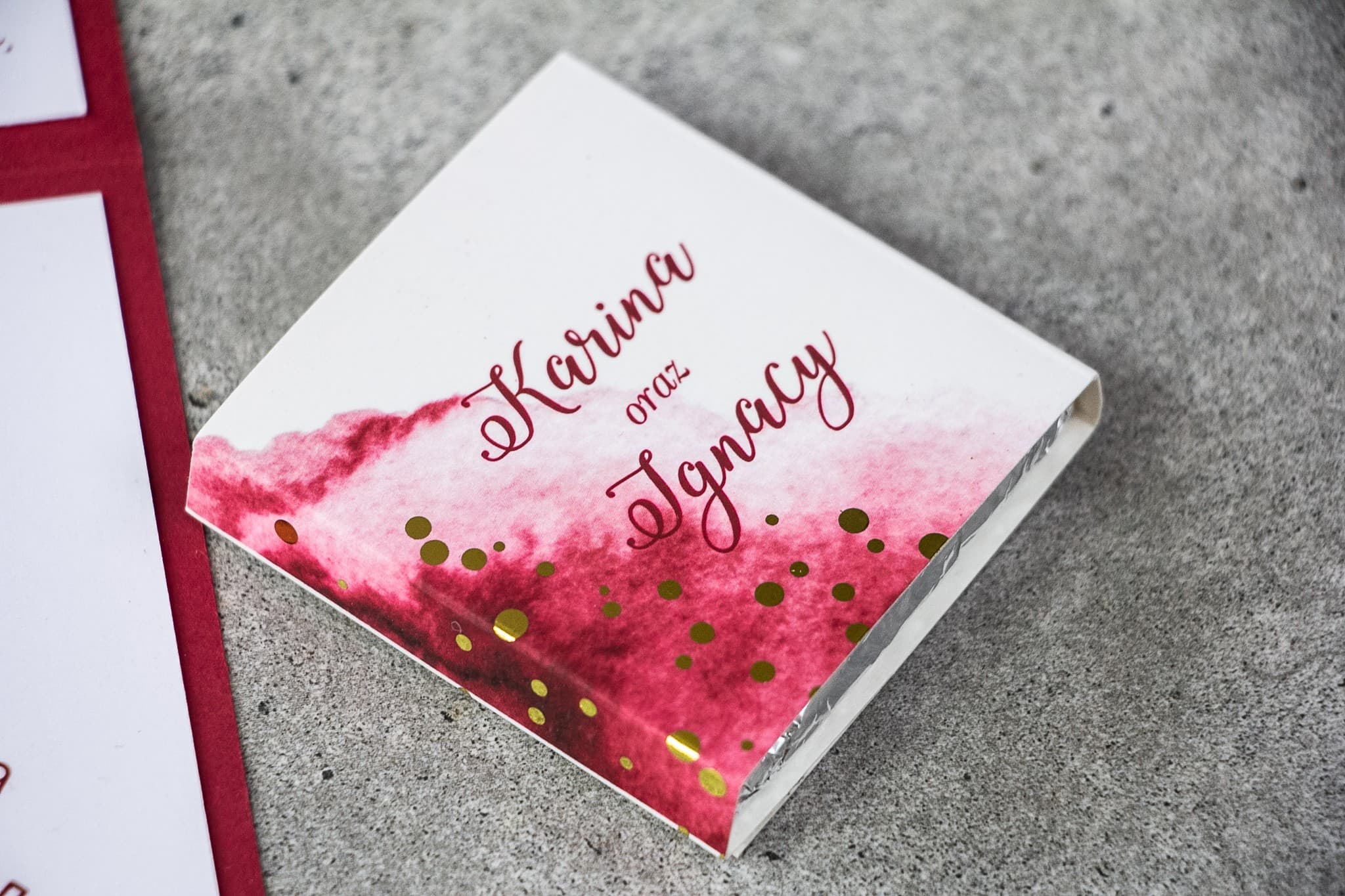 Eleganti Cioccolatini Personalizzati Borgogna Oro | Bomboniere per Ospiti Matrimoniali | Bakarto n. 2