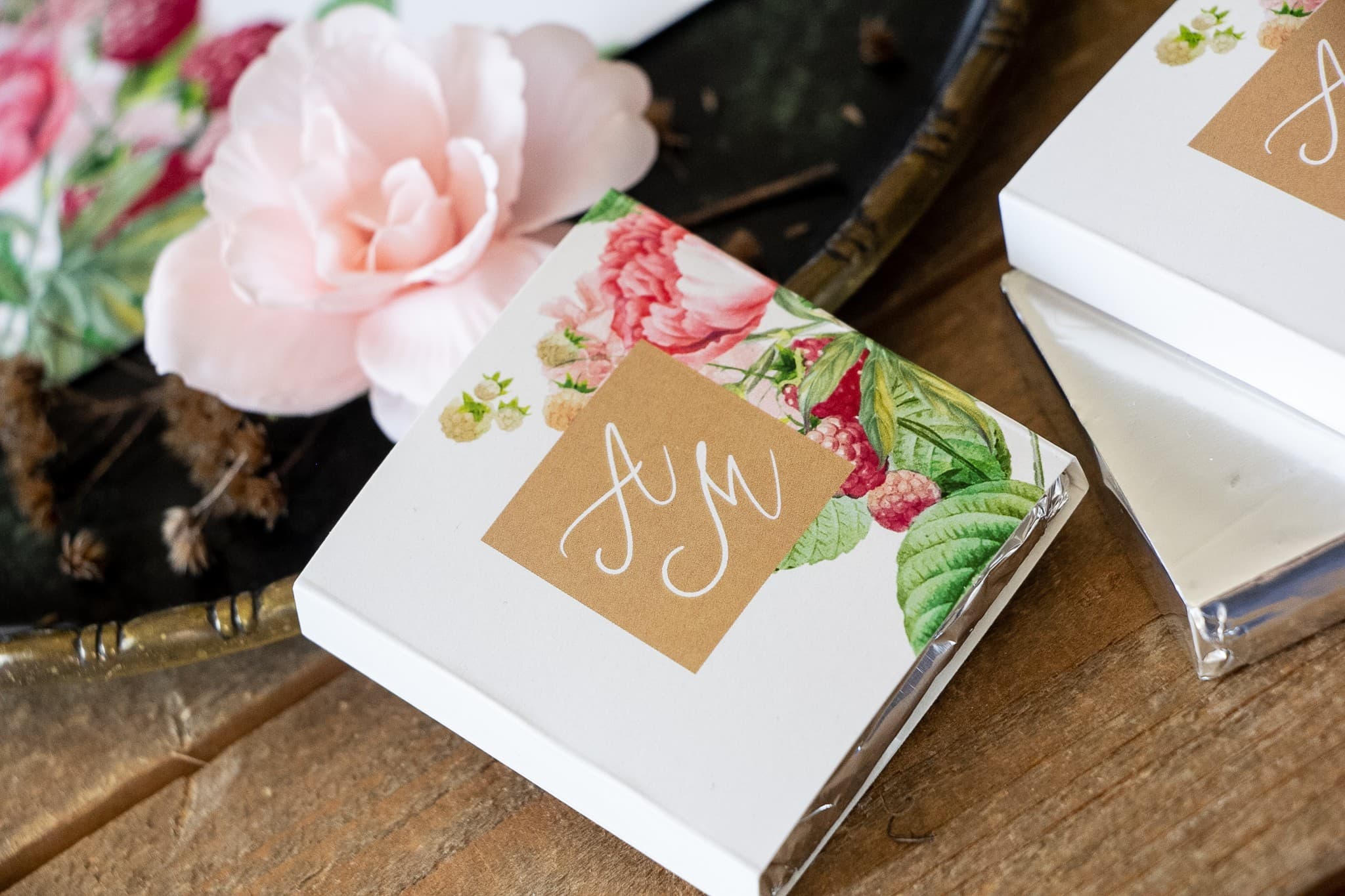 Cioccolatini Nuziali con Peonie | Dolci Bomboniere Personalizzate per Ospiti | Korani n. 7