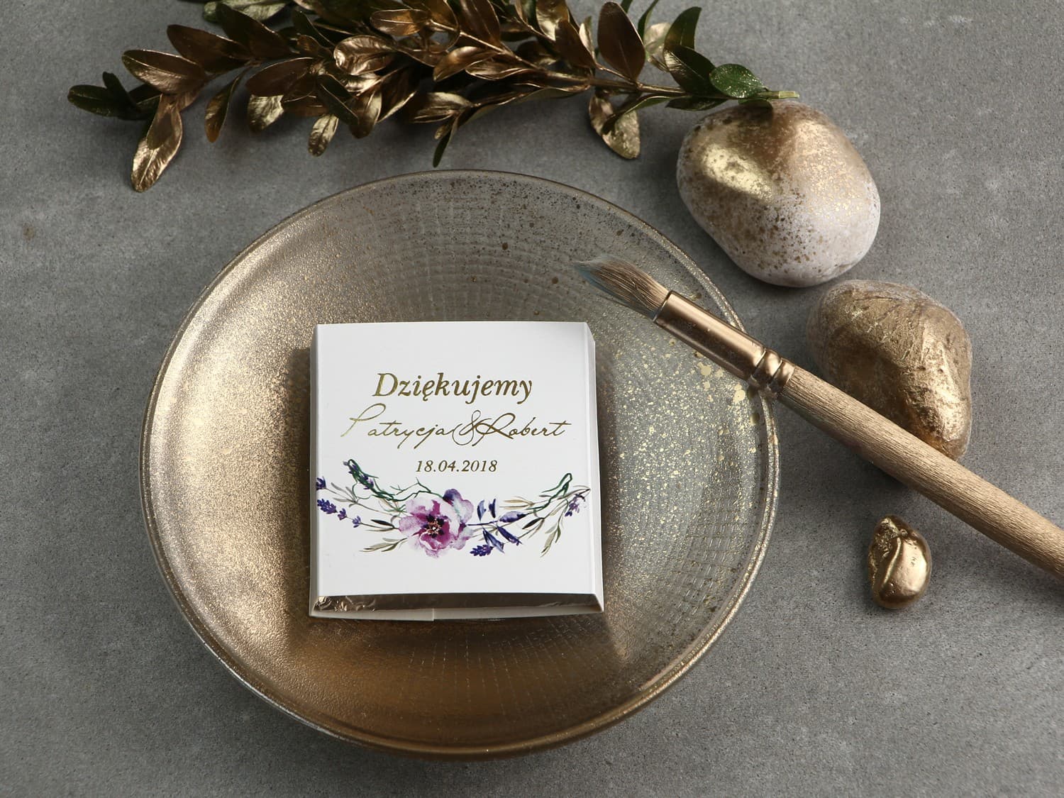 Cioccolatini dorati con fiori viola per bomboniere nuziali Ringraziamento per ospiti di nozze in forma di cioccolatino al latte, incarto con scritte dorate e grafica fiori viola