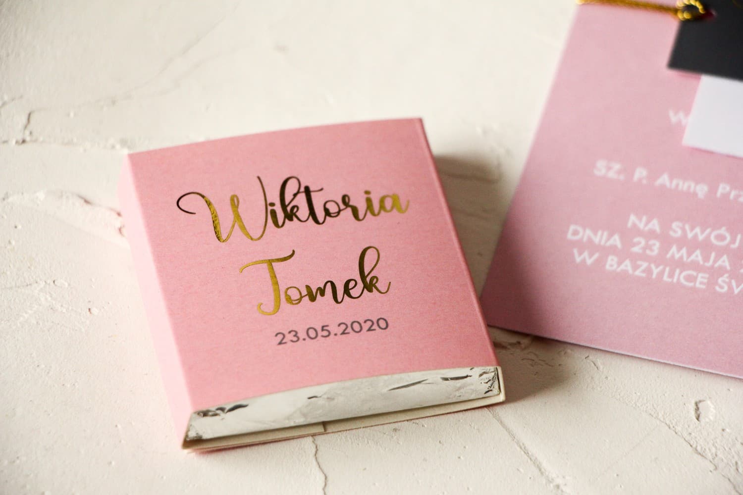 Cioccolatini Matrimoniali come ringraziamenti per ospiti. Involucro classico rosa cipria con dorature Cioccolatini Matrimoniali come ringraziamenti per ospiti. Involucro classico rosa cipria con dorature