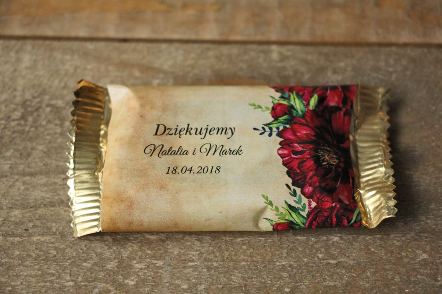 Cioccolatini Matrimoniali Rustici con Peonia Borgogna | Ringraziamenti per Ospiti Nuziali | Caramello n. 6