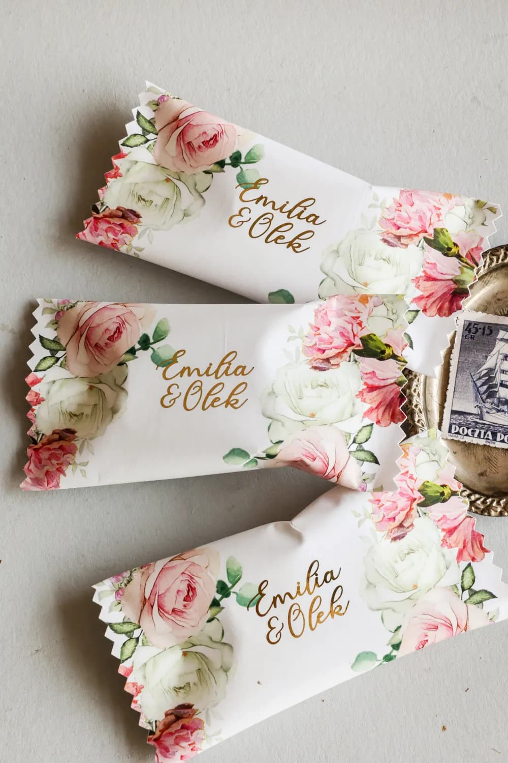 Eleganti cioccolatini nuziali con rose e doratura dei nomi come ringraziamenti per gli ospiti Rubin n. 9 Eleganti cioccolatini nuziali con rose e doratura dei nomi come ringraziamenti per gli ospiti Rubin n. 9