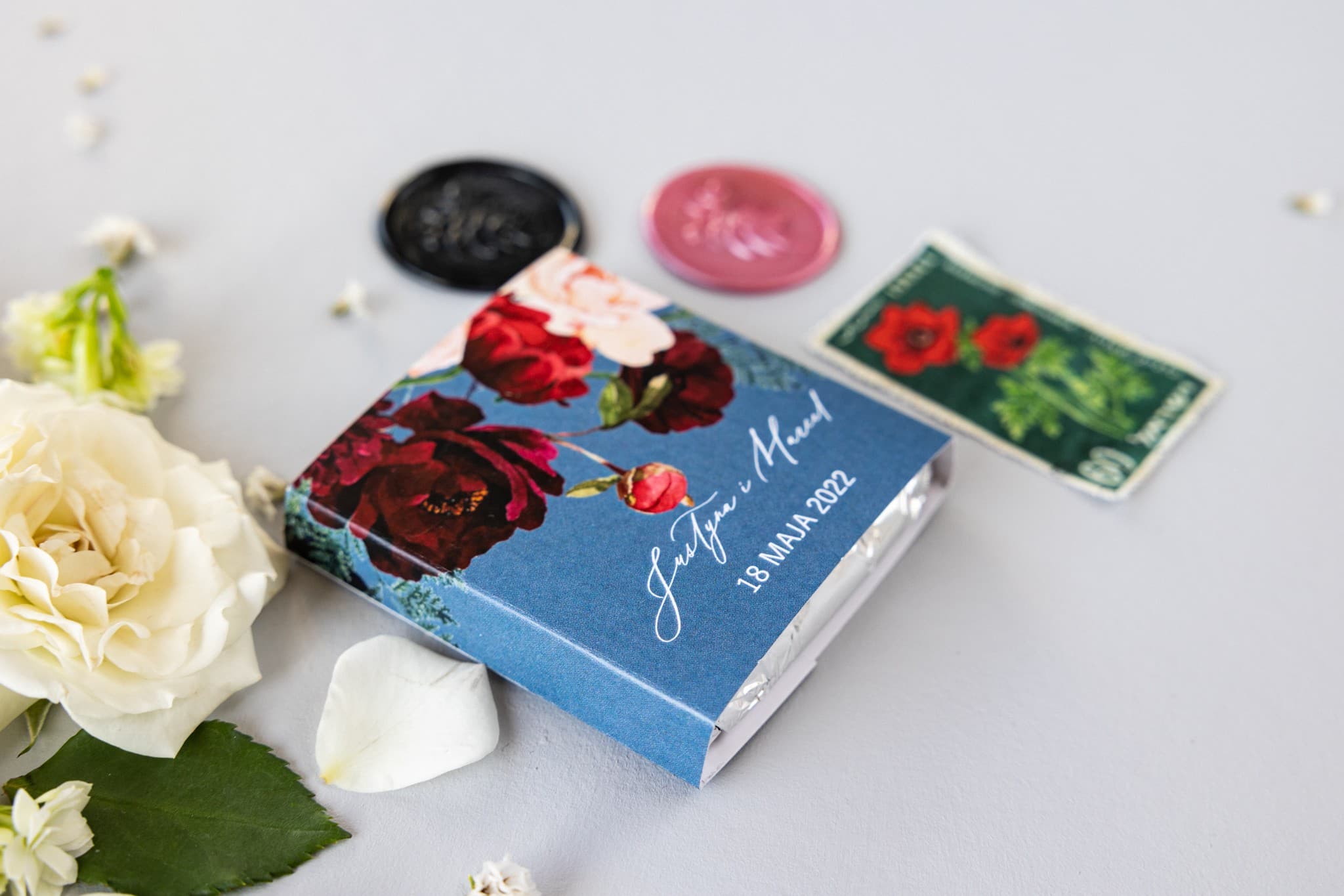 Cioccolatini Nuziali - Bomboniere per ospiti. Confezione con composizione di peonie e dalie borgogna e rosa