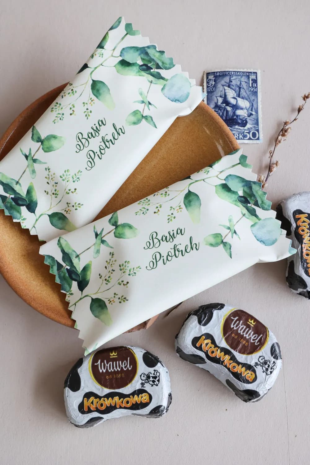 Cioccolatini Bomboniere per Ospiti con Anemoni Bianchi e Doratura Korani n. 3