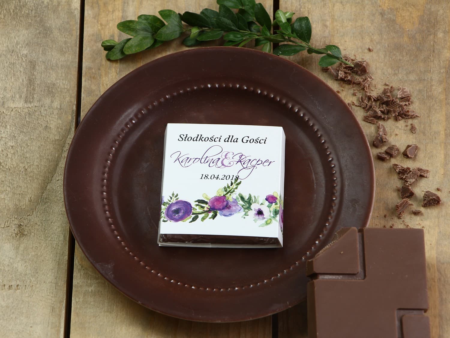 Cioccolatino fiori viola acquerello per ospiti nuziali Ringraziamento per gli ospiti nuziali in forma di cioccolatino al latte, involucro con grafica fiori viola in diverse tonalità