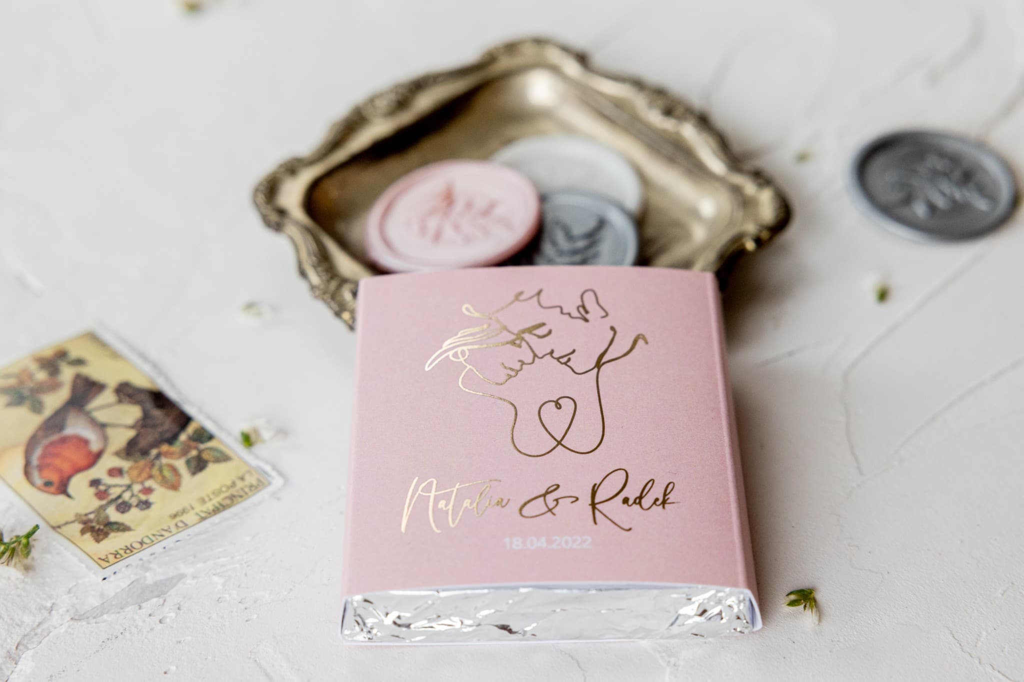 Ringraziamento per ospiti nuziali in forma di cioccolatino al latte, carta in colore rosa cipria Ringraziamento per ospiti nuziali in forma di cioccolatino al latte, carta in colore rosa cipria